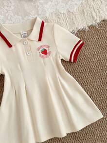 SHEIN 女嬰夏季可愛紅白對比色 Polo 休閒洋裝 草莓刺繡針織面料 返校畢業派對穿搭 - 米色 - 查看 5