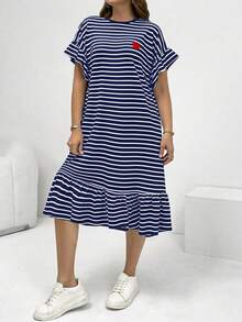 SHEIN Essnce 大码女装春夏时尚休闲宽松舒适日常百搭修身黑白条纹荷叶边爱心刺绣中长连衣裙，适合邮轮度假、教堂礼拜、机场穿搭，简约风格 - 藏蓝色 - 查看 4
