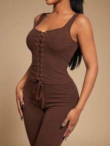 Radiana 两件套性感休闲棕色罗纹针织套装，金属孔眼装饰方领镂空交叉吊带背心搭配修身七分裤，舒适修身休闲套装，高品质弹力针织面料，贴身显瘦，凸显曲线，适合日常休闲外出、城市漫步、购物、派对、运动等场合。女士休闲连体裤，紧身连体裤，连身裤，七分连体裤，女士度假套装，女士夏季两件套，女士服装套装，女士两件套休闲装。 - 棕色 - 查看 6