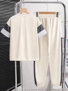 SHEIN Bộ 2 trang phục thể thao & thường ngày cho bé trai tuổi mới lớn - Áo phông cổ tròn mềm mại, thoải mái, hợp thời trang với quần cạp chun và màu tương phản, thích hợp mặc vào mùa thu, xuân, hè, lý tưởng để mặc hàng ngày, hoạt động ngoài trời, đi học, phong cách đường phố, tiệc tùng và giải trí - Màu be - Xem 7