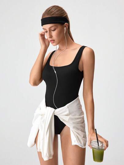 Loungeista 这款性感方领抹胸上衣采用塑形设计，凸显腰线。这款女士宽肩抹胸上衣采用露背设计，可作为一件式上衣穿着，完美修饰身材和背部线条。适合所有季节，日常穿着舒适。