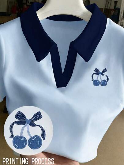 Resyla Áo nữ tay ngắn cổ phối họa tiết quả anh đào, kiểu dáng thường ngày.