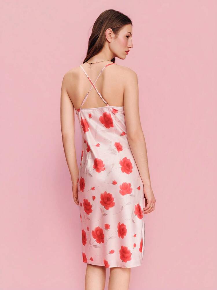 Robe mi-longue fendue à fleurs avec encolure bénitier. Robe romantique pour les vacances, les sorties et le printemps-été. Style français et parisien