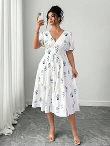 SHEIN Elenzya Große Größen V-Ausschnitt weißes Blumenprint Midi Kleid - Blau - Übersicht 7