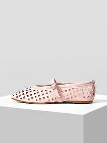 MOTF PREMIUM Sepatu Wanita Populer Gaya Prancis Baru, Kulit PU Warna Pink, Motif Kotak-kotak Berongga, Ujung Persegi, Sol Datar, Nyaman dan Serbaguna dengan Keanggunan Sederhana, Tidak Membuat Kaki Lelah, Sandal Berlubang yang Bernapas - Baby Pink - View 3
