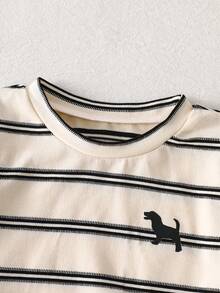 SHEIN Playful Pals 2件套幼儿男童时尚黑白条纹华夫格针织面料口袋圆领短袖T恤和黑色弹力腰短裤套装，夏季 - 彩色 - 查看 4