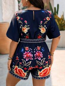SHEIN Clasi Bộ jumpsuit nữ cỡ lớn mùa hè, kiểu dáng thường ngày, thêu và in hoa, tay ngắn, cổ chữ V, eo dây rút, dáng rộng, có quần đùi. - Nhiều màu - Xem 2