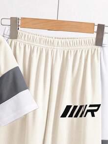 SHEIN Bộ 2 trang phục thể thao & thường ngày cho bé trai tuổi mới lớn - Áo phông cổ tròn mềm mại, thoải mái, hợp thời trang với quần cạp chun và màu tương phản, thích hợp mặc vào mùa thu, xuân, hè, lý tưởng để mặc hàng ngày, hoạt động ngoài trời, đi học, phong cách đường phố, tiệc tùng và giải trí - Màu be - Xem 5