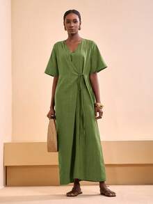 Zivah 2026春夏新款音乐节、复活节、圣帕特里克节、情人节、约会、西部风、游牧风、生日派对、毕业典礼、学院风、学生装、日常穿着、百搭基础款、休闲装、度假、邮轮旅行、海滩、日光浴、爆款、街头风、婚礼宾客、通勤族、早午餐、机场、派对、假日郊游、办公室穿着 V领短袖腰带长款亚麻褶皱棕色连衣裙 - 綠色 - 查看 1