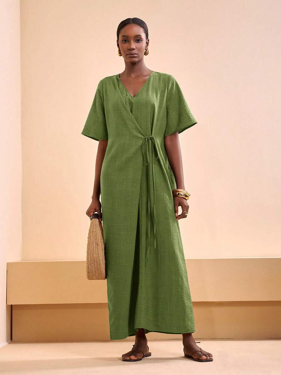 Zivah 2026春夏新款音乐节、复活节、圣帕特里克节、情人节、约会、西部风、游牧风、生日派对、毕业典礼、学院风、学生装、日常穿着、百搭基础款、休闲装、度假、邮轮旅行、海滩、日光浴、爆款、街头风、婚礼宾客、通勤族、早午餐、机场、派对、假日郊游、办公室穿着 V领短袖腰带长款亚麻褶皱棕色连衣裙 - 綠色 - 查看 1