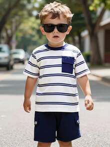 SHEIN Streecool Kids 男童复古极简条纹长袖T恤套装，包含1件T恤和1条撞色短裤，适合春夏日常穿着、外出、聚会、度假、公园等场合。男童套装包含条纹衬衫和短裤，春夏休闲装。 - 藏蓝色 - 查看 8