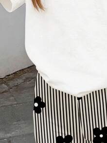 Bộ đồ đôi áo thun ngắn tay và quần short kẻ sọc đen trắng, in hoa, phong cách retro ngọt ngào dành cho bé gái tuổi teen, thích hợp cho mùa hè. - trắng - Xem 6