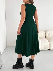 SHEIN Essnce 大码女式休闲连衣裙，太阳裙，秋季中长款内搭连衣裙，系带连衣裙，休闲女装，夏季新款时尚休闲胸前交叉绑带U领背心A字下摆连衣裙 - 墨綠色 - 查看 2