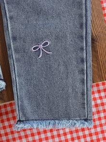 SHEIN 2026春夏女童柔软舒适面料时尚套装，SS26度假旅行必备，女童夏季两件套：短袖蝴蝶结上衣+牛仔裤，刺绣装饰甜美迷人，简约廓形舒适，适合外出、聚会、休闲等场合。 - 紫色 - 查看 7