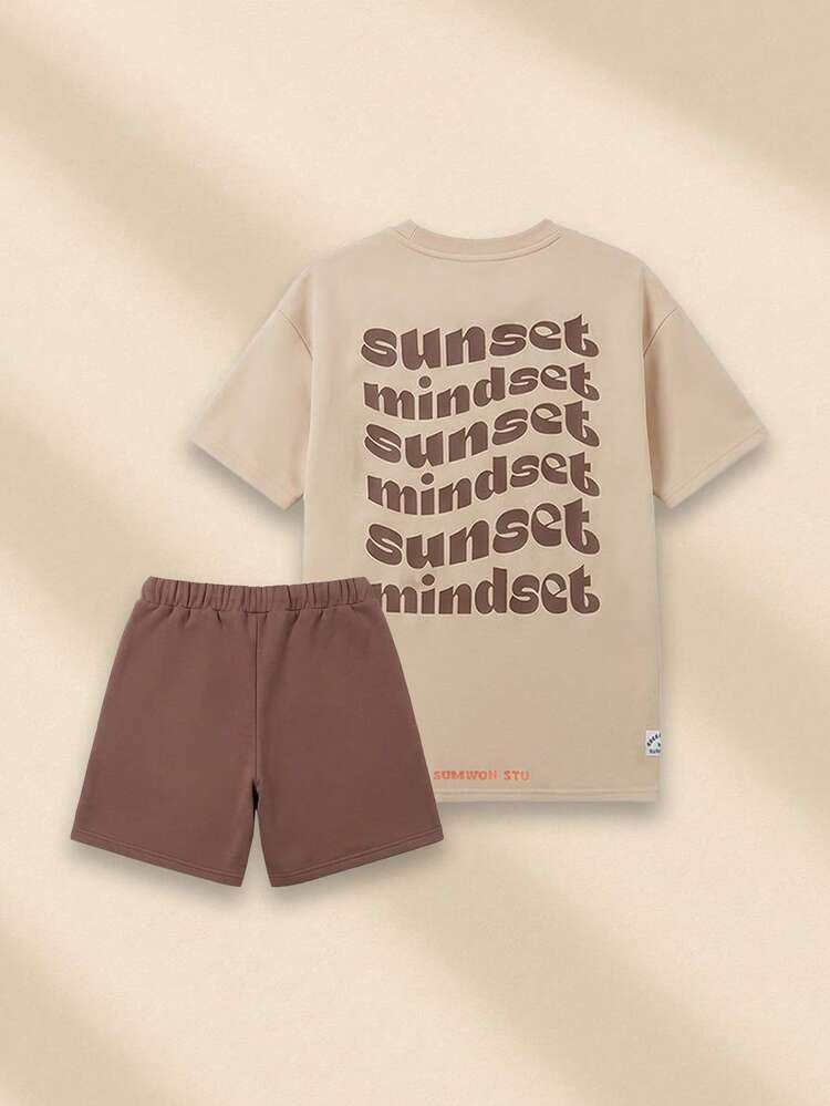Conjunto coordinado de camiseta y pantalones cortos de dos piezas con estampado de puesta de sol y ajuste relajado de manga corta para uso casual de verano para niños