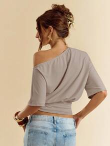 SHEIN BAE 黑色休閒不對稱肩 T-shirt，灰色，夏季性感時尚，適合夜出、日常穿著、約會、下午茶、聚會的多功能上衣 - 灰色 - 查看 2