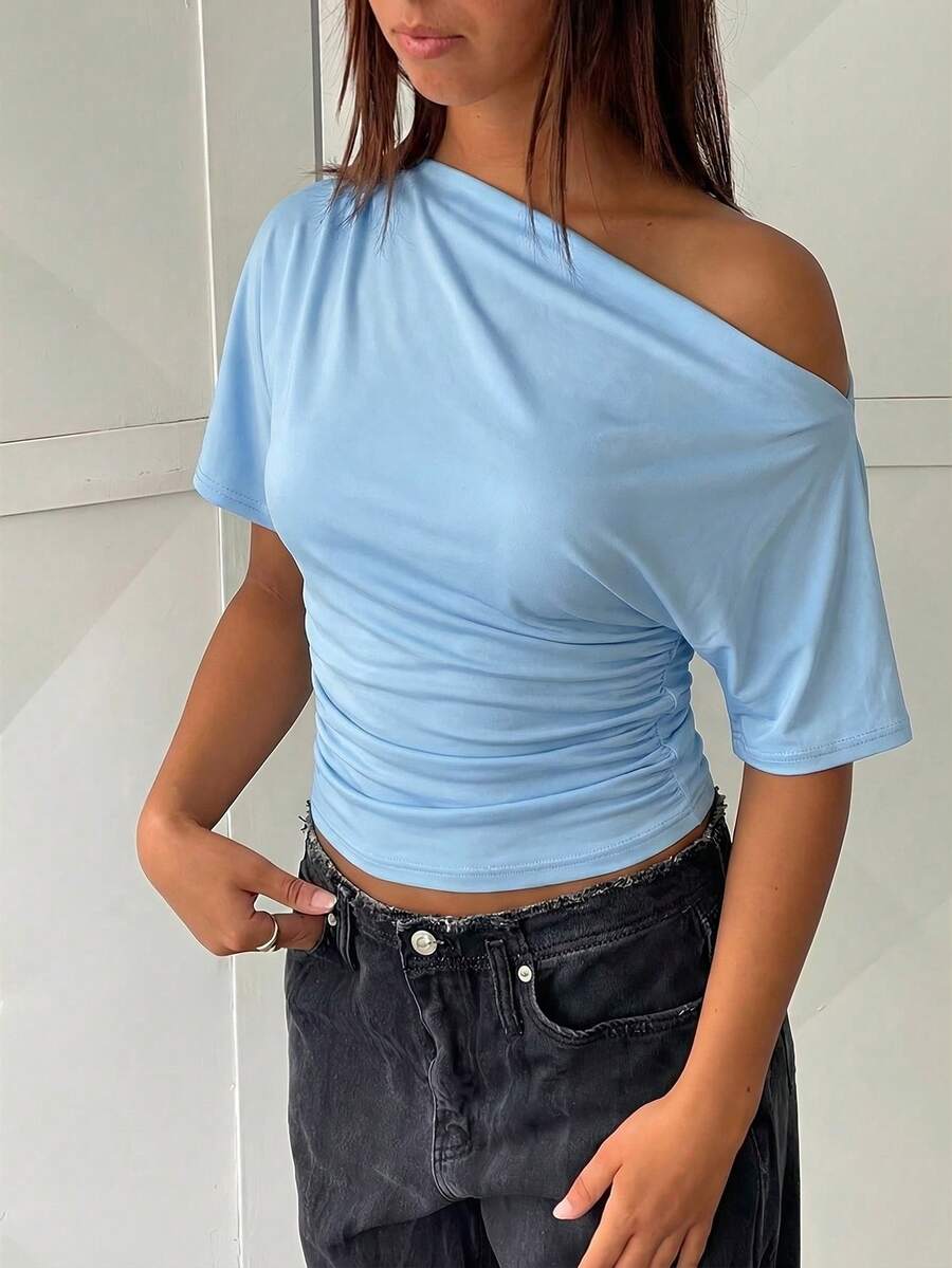 Aloruh Camiseta casual y versátil de uso diario para mujer, de unicolor, con hombro asimétrico y fruncido - Celeste - Ver 1