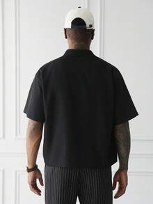 HUEFORM 男士黑色方正短袖衬衫，适合度假、外出、世界杯旅行，精致的口袋字母设计，送给朋友、男友、丈夫的礼物 - 黑色 - 查看 2