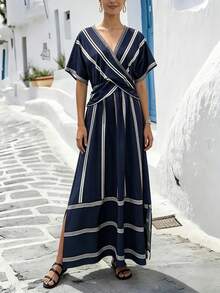 SHEIN Holidaya Nuovo arrivo estivo: Abito chic scollo a V - Maniche corte, righe larghe e strette a contrasto, silhouette lunga e rilassata. Questo capo retrò francese unisce il fascino vacanziero all'eleganza da ufficio, vantando un taglio a-line che valorizza la silhouette. - Blu reale - Visualizzare 4