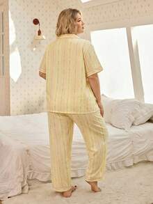 CottageSlumber Conjunto de pijama de manga corta con cuello con volantes y estampado floral pequeño para tallas grandes - Amarillo - Ver 2