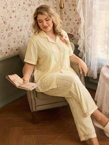 CottageSlumber Conjunto de pijama de manga corta con cuello con volantes y estampado floral pequeño para tallas grandes - Amarillo - Ver 4