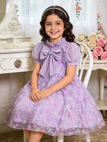 SHEIN Elladie kids 一件浅紫色女童宫廷风连衣裙，泡泡袖配3D蕾丝提花，可爱大蝴蝶结A字公主裙，高端刺绣网纱礼服，适合生日派对、钢琴演奏会、优雅度假装扮 - 紫色 - 查看 6