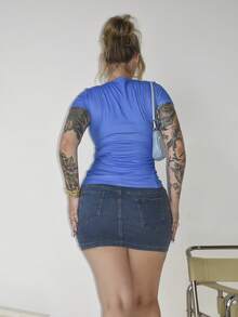 Arliah Damen blaues T-Shirt mit Buchstaben-Muster, V-Ausschnitt und Strass-Dekor, lässiger Straßen-Stil für den Sommer - Blau - Übersicht 2