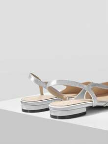 MOTF PREMIUM 女士舒适平底露跟鞋，适合圣诞节穿着 - 銀灰 - 查看 7