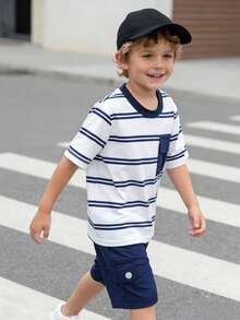 SHEIN Streecool Kids 男童复古极简条纹长袖T恤套装，包含1件T恤和1条撞色短裤，适合春夏日常穿着、外出、聚会、度假、公园等场合。男童套装包含条纹衬衫和短裤，春夏休闲装。 - 藏蓝色 - 查看 3