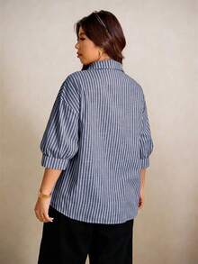 Elaquor Kemeja Lengan Pendek Kasual Wanita Ukuran Besar dengan Motif Garis-garis dan Kancing Hati Logam - Biru - View 2