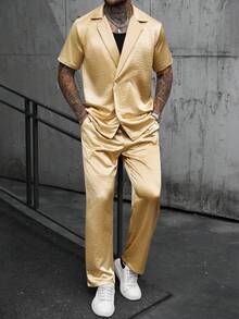 Manfinity CasualCool Conjunto de camisa de manga corta con botones de unicolor y pantalones largos con cordón en la cintura para hombre - Dorado - Ver 1