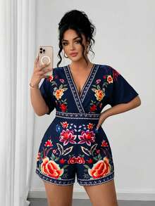 SHEIN Clasi Bộ jumpsuit nữ cỡ lớn mùa hè, kiểu dáng thường ngày, thêu và in hoa, tay ngắn, cổ chữ V, eo dây rút, dáng rộng, có quần đùi. - Nhiều màu - Xem 4