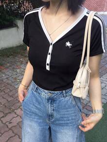 SHEIN 复古美式运动风V领短袖T恤，经典黑白撞色设计，简洁亨利领+三粒扣门襟，侧边条纹点缀，胸前优雅马术印花，适合运动、通勤、休闲外出，打造活力运动造型，是追求复古运动风的女孩的理想之选，轻松捕捉美式街头风格氛围。 - 黑色 - 查看 5