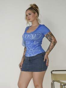 Arliah Damen blaues T-Shirt mit Buchstaben-Muster, V-Ausschnitt und Strass-Dekor, lässiger Straßen-Stil für den Sommer - Blau - Übersicht 5