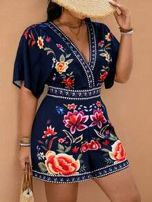 SHEIN Clasi Bộ jumpsuit nữ cỡ lớn mùa hè, kiểu dáng thường ngày, thêu và in hoa, tay ngắn, cổ chữ V, eo dây rút, dáng rộng, có quần đùi. - Nhiều màu - Xem 5