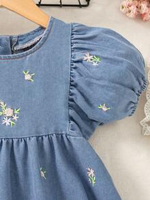 SHEIN Vintaside Kids Đầm denim mùa hè cho bé gái, kiểu dáng dễ thương đồng quê, chất liệu denim màu xanh nhạt với họa tiết thêu hoa nhiều màu sắc, kết hợp với tay phồng và dáng chữ A cạp cao, tạo nên sự kết hợp hoàn hảo giữa vẻ lãng mạn mộc mạc và sự thoải mái khi mặc, giúp bé có một mùa hè đáng yêu trọn vẹn. - Rửa trung bình - Xem 6