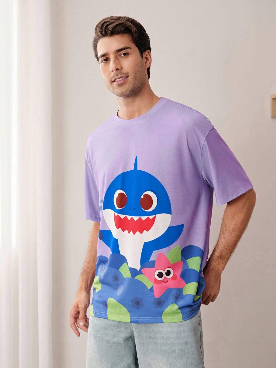 BABY SHARK X SHEIN Camiseta de manga corta con cuello redondo y estampado de dibujos animados para hombre, de estilo casual - Morado - Ver 1