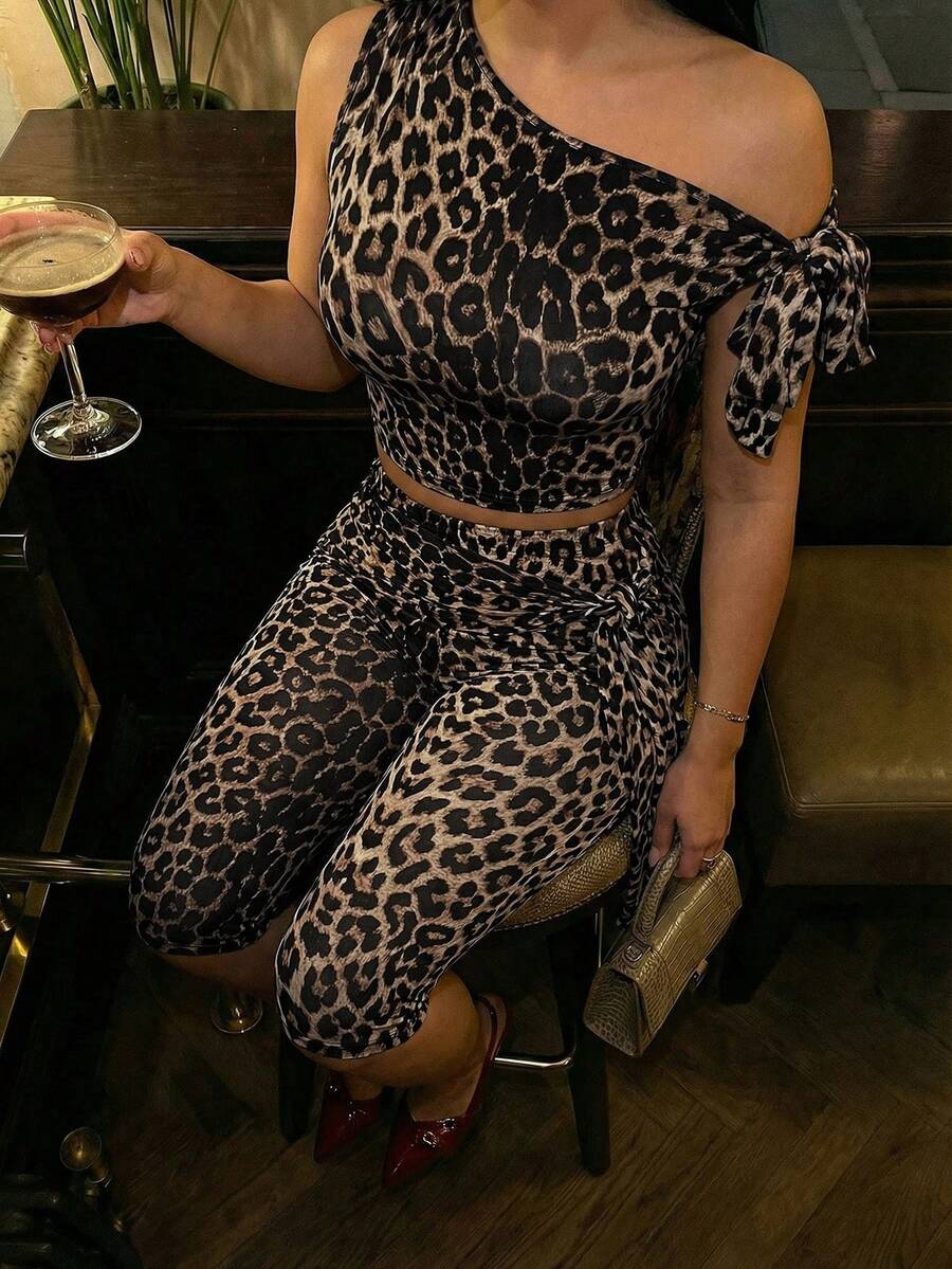SHEIN SXY 休闲豹纹不对称系带上衣和修身七分裤套装 - 棕色 - 查看 1
