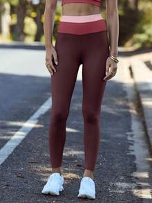 Aralina Conjunto de dos piezas de top corto y leggings de cintura alta con bloques de color sin mangas para actividades de ocio - Bold Plum - Ver 8