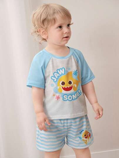 BABY SHARK X SHEIN Set estivo di maglietta a maniche raglan con stampa di squalo carino e pantaloncini a righe per bambino