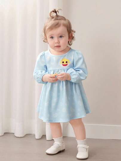 BABY SHARK X SHEIN Đầm tay phồng in hình cá mập dễ thương, kiểu dáng thường ngày cho bé gái mùa xuân.