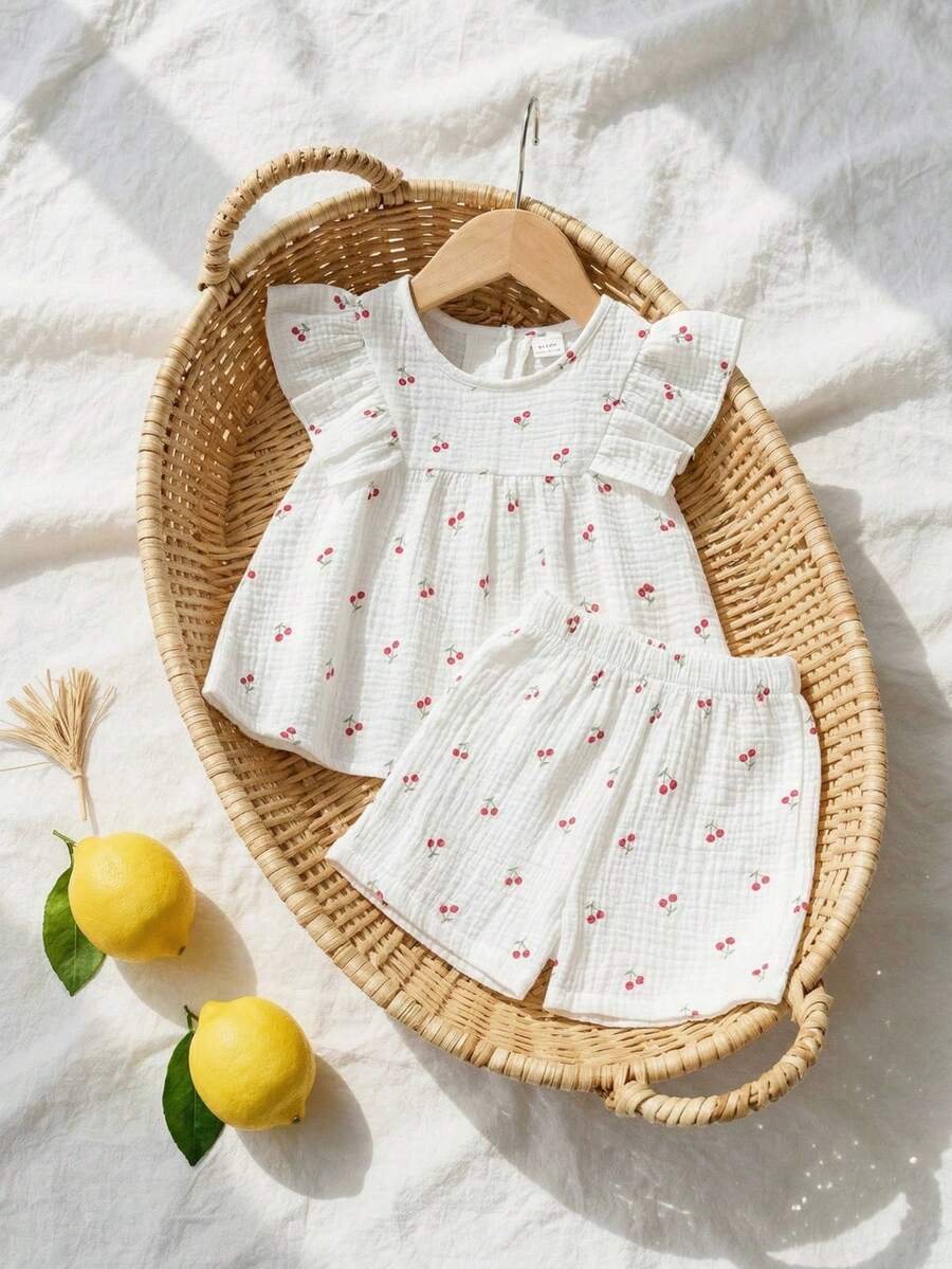 SHEIN Vintaside Kids 两件套女婴休闲加厚樱桃褶皱印花圆领荷叶袖上衣和短裤套装,时尚柔软百搭,适合春夏户外、室内、学校、度假、旅行和日常穿着。 - 彩色 - 查看 1