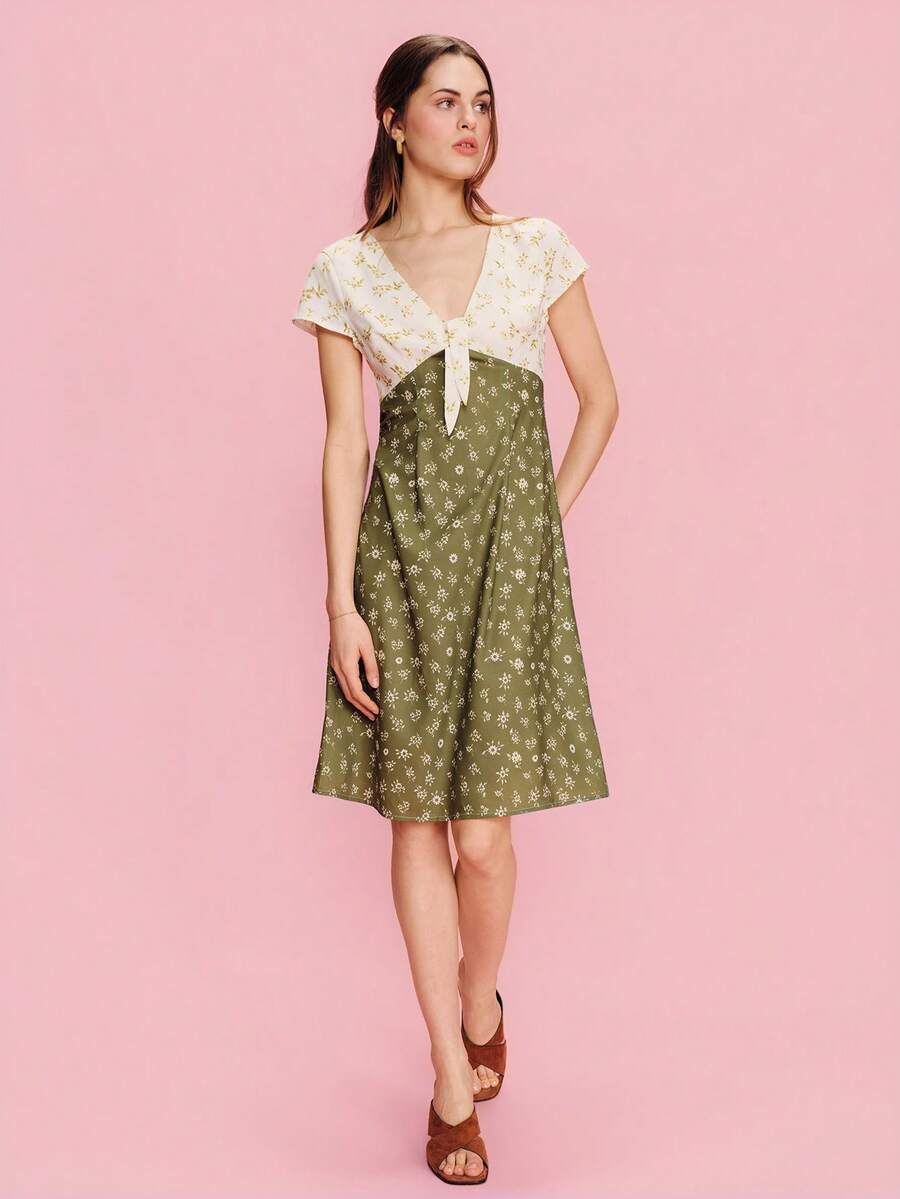 lacRébo 绿白相间碎花印花中长连衣裙，正面系带设计，V领剪裁，尽显优雅风范，是春夏法式巴黎风野餐、外出、办公、婚礼宾客等场合的理想之选。 - 彩色 - 查看 1