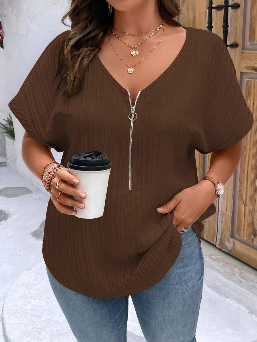 EMERY ROSE 加大码V领拉链装饰纹理面料短袖休闲衬衫 - 棕色 - 查看 1