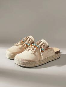 Solecia Sandal đế bằng mũi tròn đính ngọc trai tua rua dành cho nữ, thích hợp cho kỳ nghỉ hè. - Màu be - Xem 2