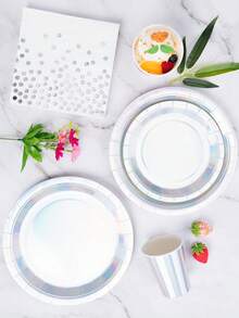 Bộ đồ dùng tiệc dùng một lần bằng giấy bạc ánh kim, gồm đĩa, khăn ăn và cốc, phục vụ 24 khách. Bộ đồ dùng tiệc bằng giấy dùng một lần này phù hợp cho sinh nhật, đám cưới, tiệc theo chủ đề và dã ngoại gia đình. - Xem 4