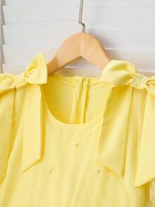 SHEIN 女童蓝色优雅连衣裙。这款公主风连衣裙设计精致，适合儿童日常穿着、生日派对、钢琴演奏会、婚礼花童等各种场合。连衣裙采用蓝色雪纺面料，肩部饰有大蝴蝶结，泡泡袖，全身点缀珍珠，多层褶皱裙摆，凸显精致细节，营造出梦幻般的蓬松感。是儿童日常或正式场合的理想之选。 - 黃色 - 查看 3