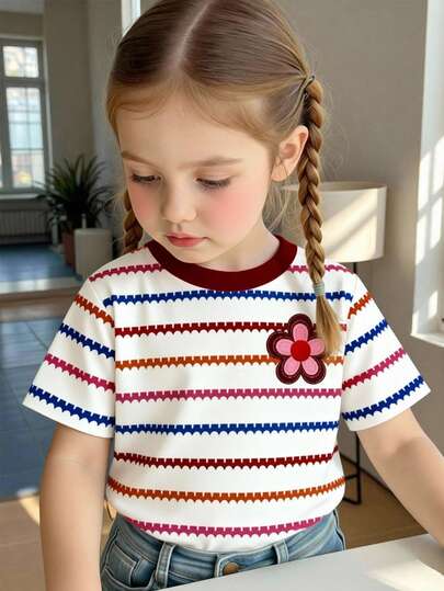 1件女童多巴胺彩色条纹印花圆领白色短袖宽松休闲T恤，适合夏季海滩度假和室内穿着