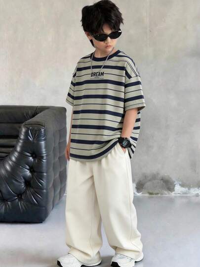 SHEIN 2件套，买一送一，男童休闲韩版宽松条纹T恤+工装裤套装，适合通勤、上学、日常休闲、度假、运动、春夏穿着。