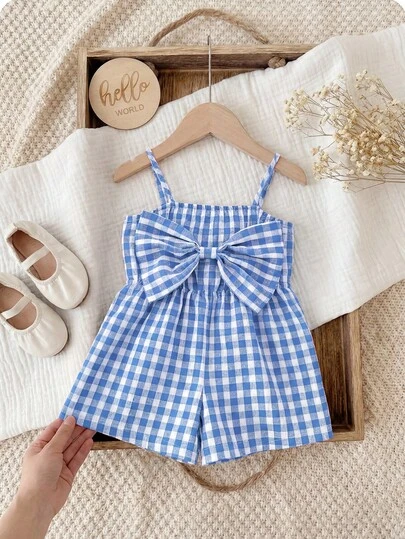 SHEIN LMoss Kids Bộ áo liền quần mùa hè dễ thương cho bé gái, màu đỏ trắng kẻ caro, có nơ.